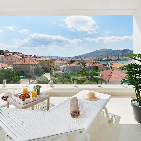 2 * Trogir
