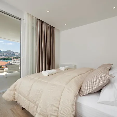 2 * Trogir