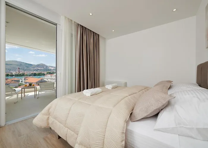 2 * Trogir